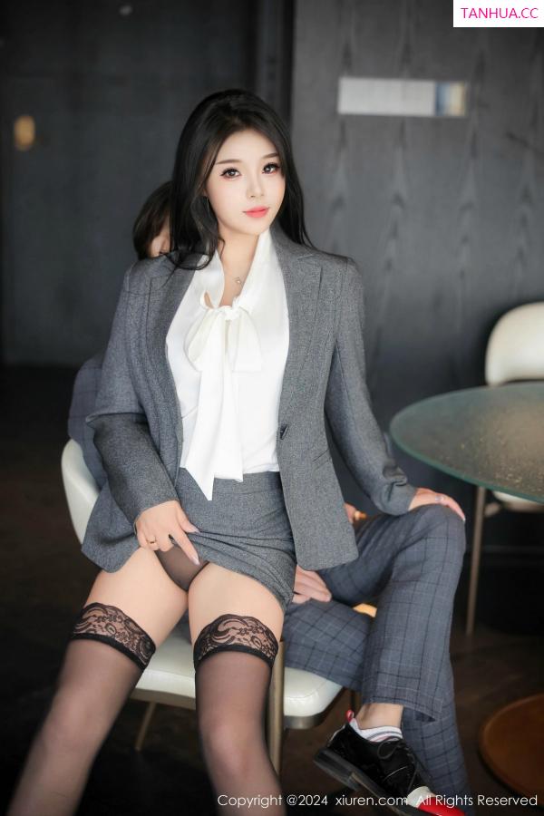   [XiuRen]高清写真图 2024.11.28 No.9515 麦田 职业装黑丝第10张图片